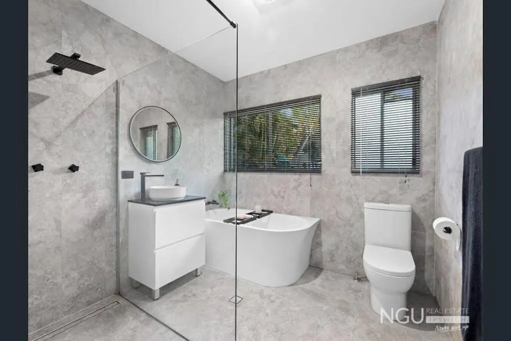 Dom wakacyjny Brisbane Palm Springs-Inspired Home On Golf Course Mount Crosby Australia