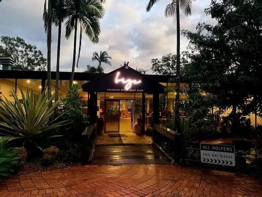 Brisbane Palm Springs-Inspired Home On Golf Course Mount Crosby Dom wakacyjny