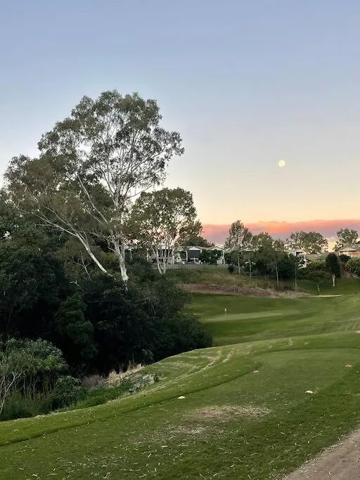 Brisbane Palm Springs-Inspired Home On Golf Course Mount Crosby Dom wakacyjny