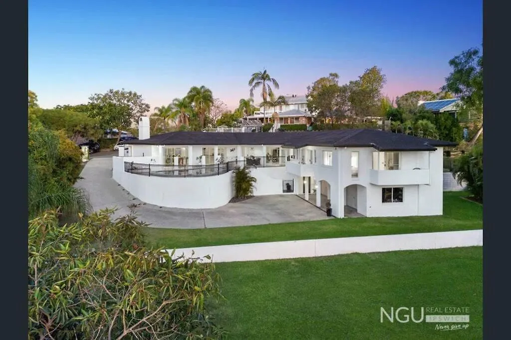 Brisbane Palm Springs-Inspired Home On Golf Course Mount Crosby 0*,