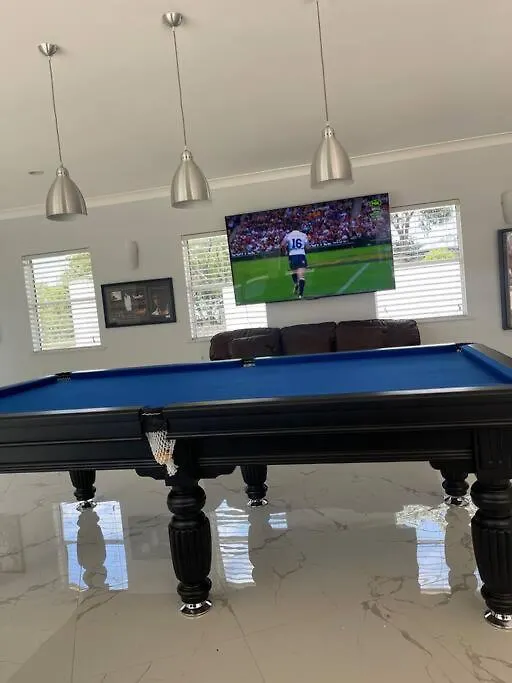 Dom wakacyjny Brisbane Palm Springs-Inspired Home On Golf Course Mount Crosby Australia