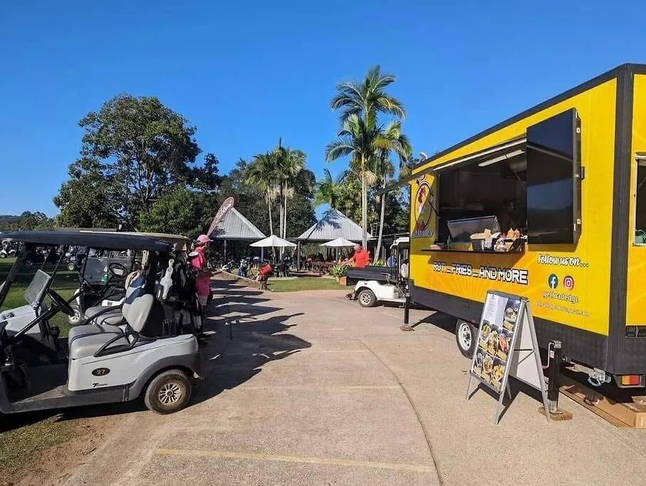 Dom wakacyjny Brisbane Palm Springs-Inspired Home On Golf Course Mount Crosby