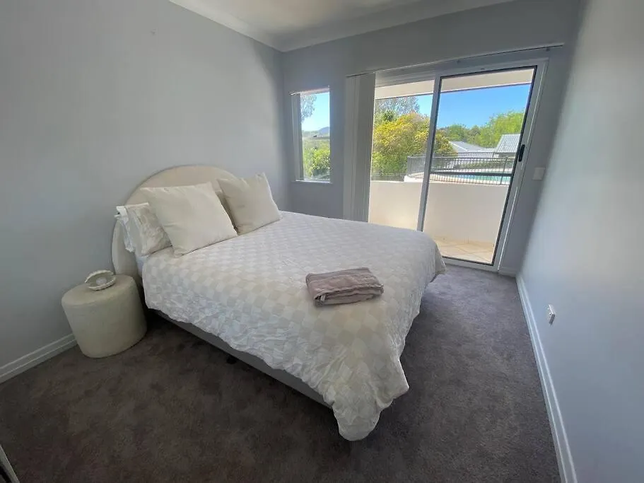 Dom wakacyjny Brisbane Palm Springs-Inspired Home On Golf Course Mount Crosby