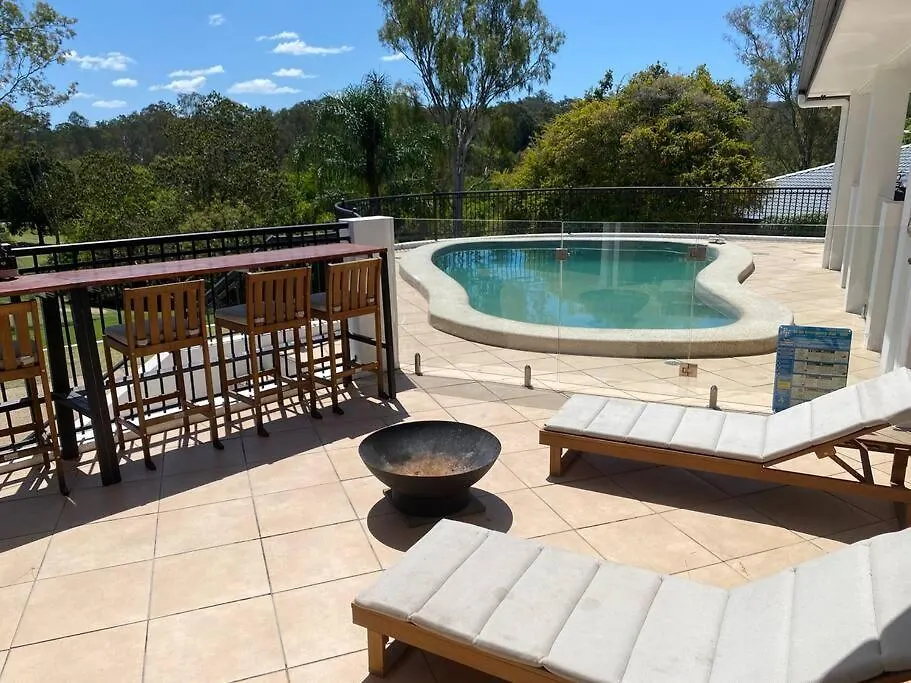 Dom wakacyjny Brisbane Palm Springs-Inspired Home On Golf Course Mount Crosby