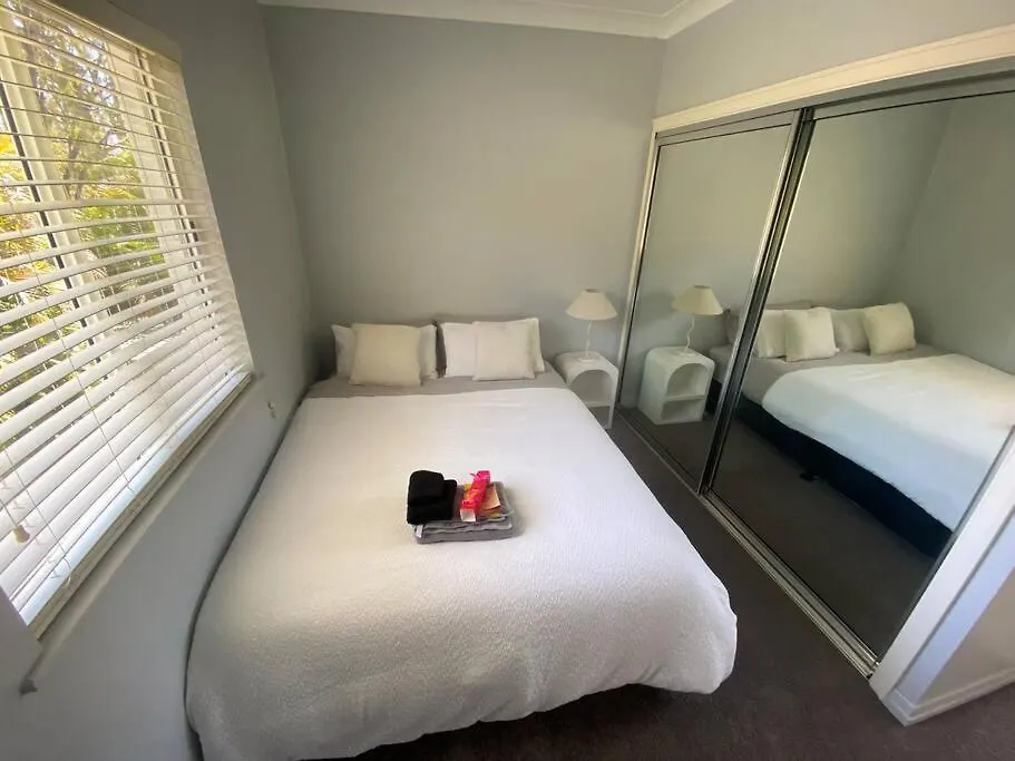 Brisbane Palm Springs-Inspired Home On Golf Course Mount Crosby 0*,  Australia